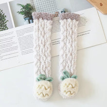 Laden Sie das Bild in den Galerie-Viewer, Flauschige Wintersocken für Babys