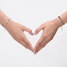 Laden Sie das Bild in den Galerie-Viewer, Mobius Ring Armband für Liebespaar