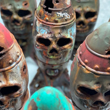 Laden Sie das Bild in den Galerie-Viewer, Die Totenkopfbombe - Kleiner Atomsprengkopf Dekor