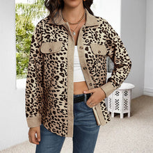 Laden Sie das Bild in den Galerie-Viewer, Cordjacke mit Leopardenmuster