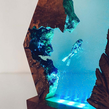 Laden Sie das Bild in den Galerie-Viewer, Lampe aus Epoxidharz-Holz