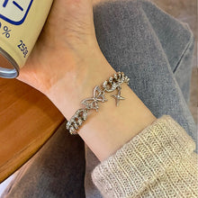 Laden Sie das Bild in den Galerie-Viewer, Durchbrochenes Armband mit Schmetterling und Sternen