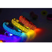 Laden Sie das Bild in den Galerie-Viewer, LED leuchtendes Hundehalsband mit Leopardenmuster