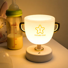 Laden Sie das Bild in den Galerie-Viewer, Trophäen-Stifthalter Wiederaufladbares USB-LED-Nachtlicht