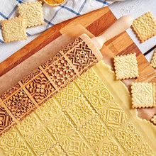 Laden Sie das Bild in den Galerie-Viewer, Geprägtes Nudelholz aus Holz