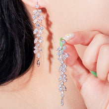 Laden Sie das Bild in den Galerie-Viewer, Kristall Blütenblatt Quastenohrringe