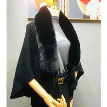Laden Sie das Bild in den Galerie-Viewer, Gestrickter Schal mit Pelzkragen