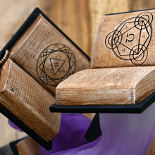 Laden Sie das Bild in den Galerie-Viewer, Handbemalter personalisierter Zauberbuch-Würfelturm