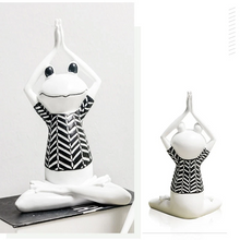 Laden Sie das Bild in den Galerie-Viewer, Yoga-Frosch-Ornament aus Harz