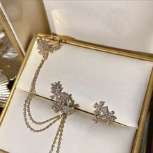 Laden Sie das Bild in den Galerie-Viewer, Asymmetrische Kristallblumen-Ohrringe