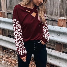 Laden Sie das Bild in den Galerie-Viewer, T-SHIRT MIT GEKREUZTEM LEOPARDDRUCK