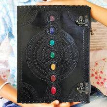 Laden Sie das Bild in den Galerie-Viewer, Paranormales Notizbuch mit 7 Chakra-Edelsteinen