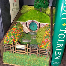 Laden Sie das Bild in den Galerie-Viewer, Bücherregal Miniaturlandschaft Dekoration aus Holz
