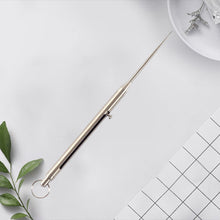 Laden Sie das Bild in den Galerie-Viewer, Einziehbarer Zahnstocher aus Titan