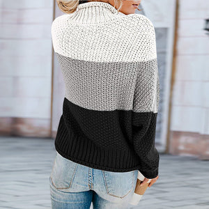Modischer Rollkragenpullover mit Farbblock
