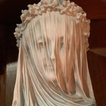 Laden Sie das Bild in den Galerie-Viewer, Verschleierte Dame - Gotische Skulptur