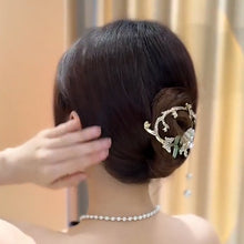 Laden Sie das Bild in den Galerie-Viewer, Schmetterlings-Haarnadel mit Blumenfransen