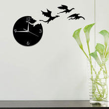 Laden Sie das Bild in den Galerie-Viewer, Fliegender Drache Wanduhr