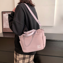 Laden Sie das Bild in den Galerie-Viewer, Leichte Schultertasche aus Nylon