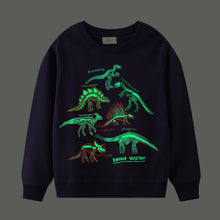 Laden Sie das Bild in den Galerie-Viewer, Rundhals-Sweatshirt mit leuchtenden Dinosauriern
