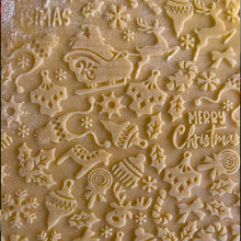 Laden Sie das Bild in den Galerie-Viewer, Nudelholz mit Weihnachtsmotiven