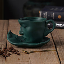 Laden Sie das Bild in den Galerie-Viewer, Kreative Exquisite Künstlerische Kuss-Kaffeetasse aus Keramik