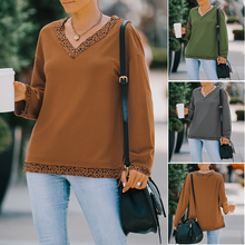 Laden Sie das Bild in den Galerie-Viewer, T-Shirt mit Leopardenmuster und V-Ausschnitt