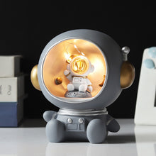 Laden Sie das Bild in den Galerie-Viewer, Astronaut Sparschwein aus Harzmaterial