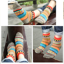 Laden Sie das Bild in den Galerie-Viewer, Winterstricksocken im Retro- und individuellen Stil