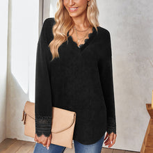 Laden Sie das Bild in den Galerie-Viewer, Strickpullover mit V-Ausschnitt aus Spitze