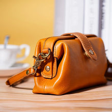 Laden Sie das Bild in den Galerie-Viewer, Vintage handgemachte Ledertasche