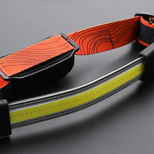 Laden Sie das Bild in den Galerie-Viewer, Scheinwerfer mit roten Warnleuchten bei Nacht