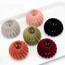 Laden Sie das Bild in den Galerie-Viewer, Vogelnestförmige Haarspange aus Samt