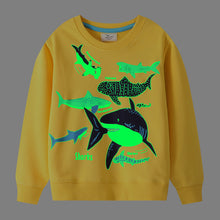 Laden Sie das Bild in den Galerie-Viewer, Rundhals-Sweatshirt mit leuchtenden Dinosauriern