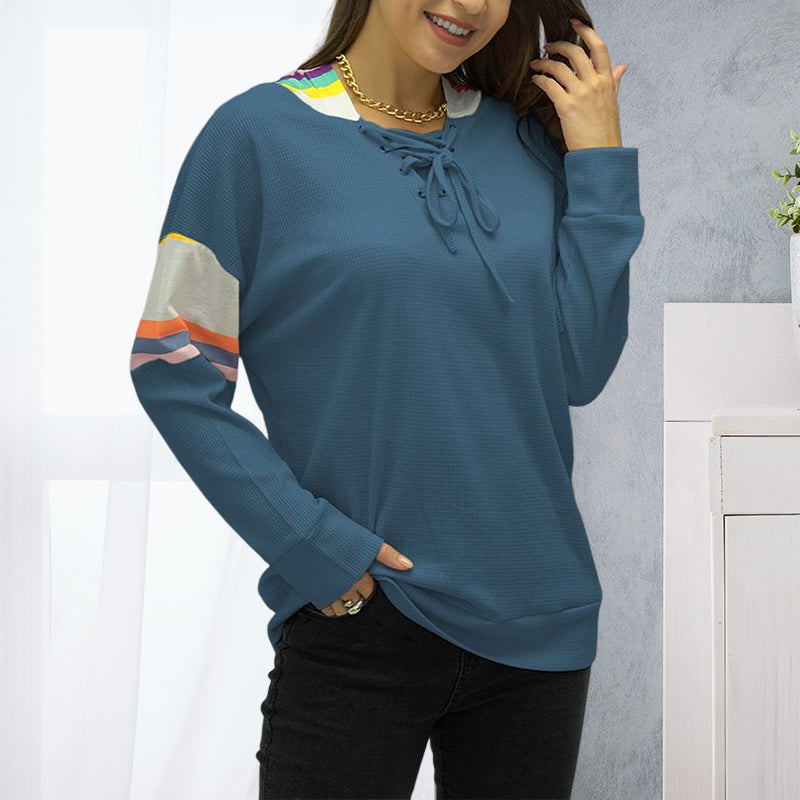 Langärmliges T-Shirt mit Schnürung und Kapuze