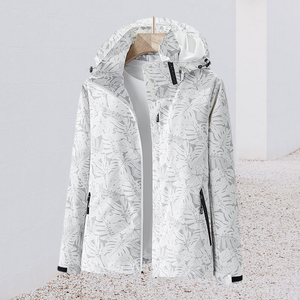 Stylische Winterjacke mit Stehkragen und Kapuze