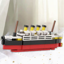 Laden Sie das Bild in den Galerie-Viewer, Mini Titanic-Kreuzfahrtschiffmodell