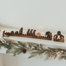 Laden Sie das Bild in den Galerie-Viewer, Holz Jesus Ornamente Set