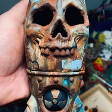 Laden Sie das Bild in den Galerie-Viewer, Die Totenkopfbombe - Kleiner Atomsprengkopf Dekor