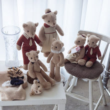 Laden Sie das Bild in den Galerie-Viewer, Niedlicher bekleideter Plüschpuppenbär