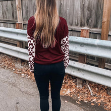 Laden Sie das Bild in den Galerie-Viewer, T-SHIRT MIT GEKREUZTEM LEOPARDDRUCK