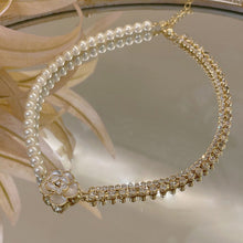 Laden Sie das Bild in den Galerie-Viewer, Halskette mit Perlen- und Kamelie-Design