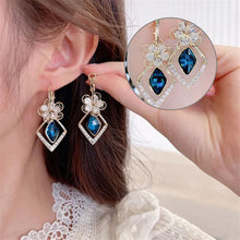 Laden Sie das Bild in den Galerie-Viewer, Zirkon Rhombische Saphir Blumenohrringe