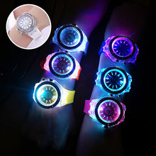 Laden Sie das Bild in den Galerie-Viewer, Leuchtende diamantbesetzte Quarzuhr