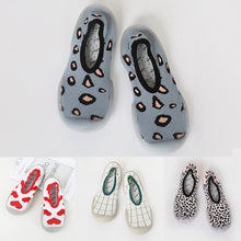 Laden Sie das Bild in den Galerie-Viewer, Rutschfeste modische weiche Socken