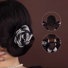 Laden Sie das Bild in den Galerie-Viewer, Exquisites Haarartefakt in Kamelienform
