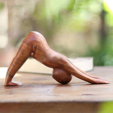 Laden Sie das Bild in den Galerie-Viewer, Holz Yoga Harzdekoration