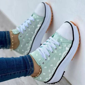 Bedruckte Schnürschuhe aus Segeltuch mit Plateausohle