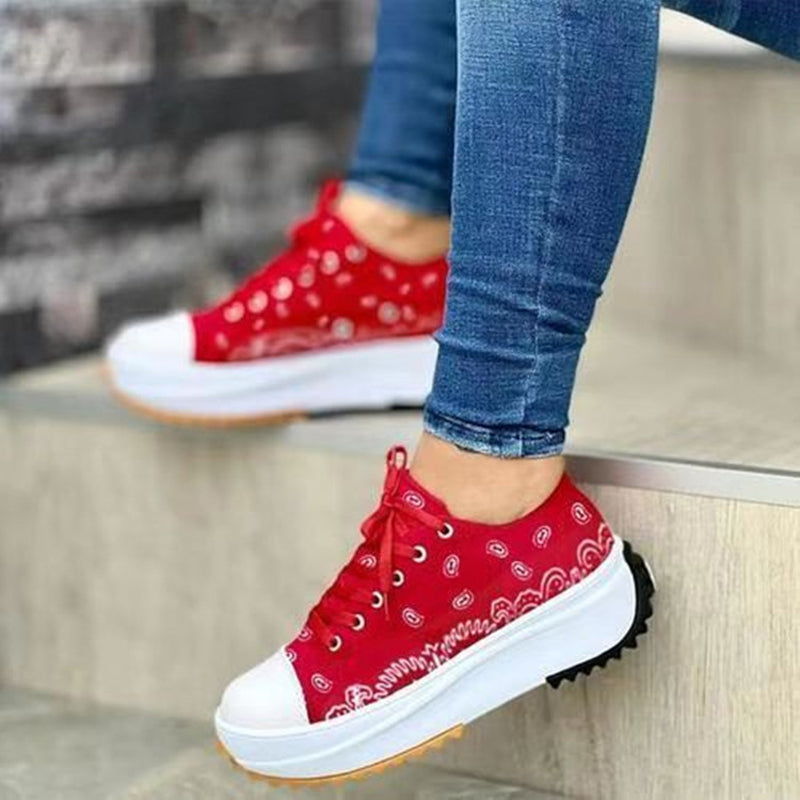 Bedruckte Schnürschuhe aus Segeltuch mit Plateausohle