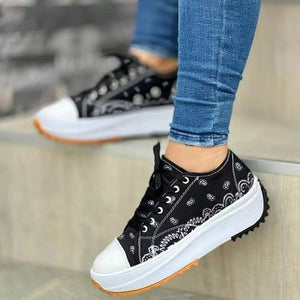 Bedruckte Schnürschuhe aus Segeltuch mit Plateausohle